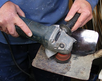 https://handycrowd.com/wp-content/uploads/2012/09/restoring-rusty-shovel-with-wirebrush-cup-on-minigrinder-box.jpg